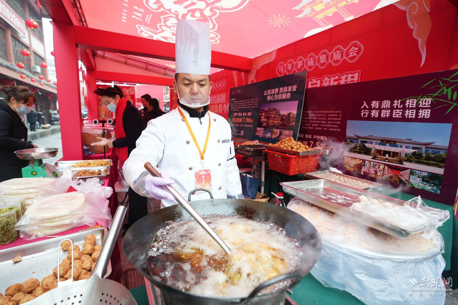 現(xiàn)場(chǎng)臘味、鹵貨、炸圓子吸引市民前來(lái)品嘗購(gòu)買(mǎi) (1).JPG.JPG